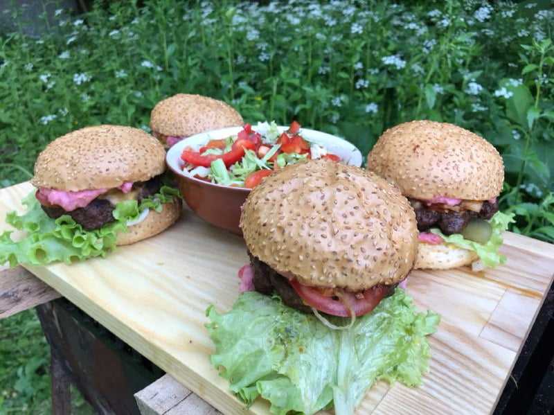 Cheeseburger with beer-horseradish sauce